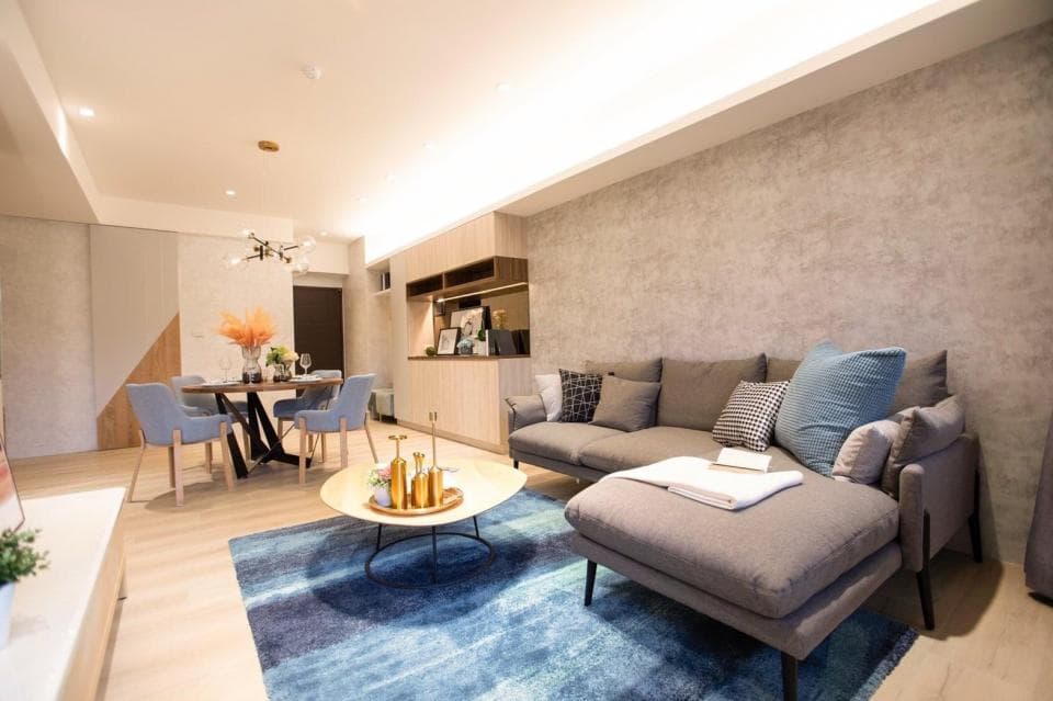 這張「客廳」的照片是現代風格的設計,包含沙發、茶几和餐桌,牆壁是淺色系。