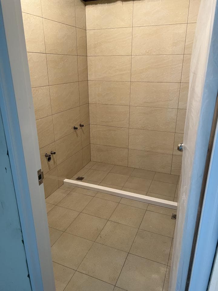 這張「現代風格客廳」的照片是一個寬敞的空間,擁有大片落地窗和黑色大理石牆面,配以白色沙發和深色木質傢俱,打造出時尚簡約的居家風格。