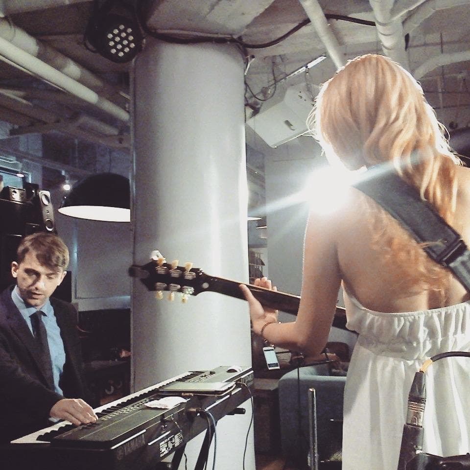 這張「新娘」的照片是一個穿著白色婚紗,露出燦爛笑容的新娘,她的頭髮烏黑亮麗,化著精緻的妝容,整體散發著幸福的光芒。