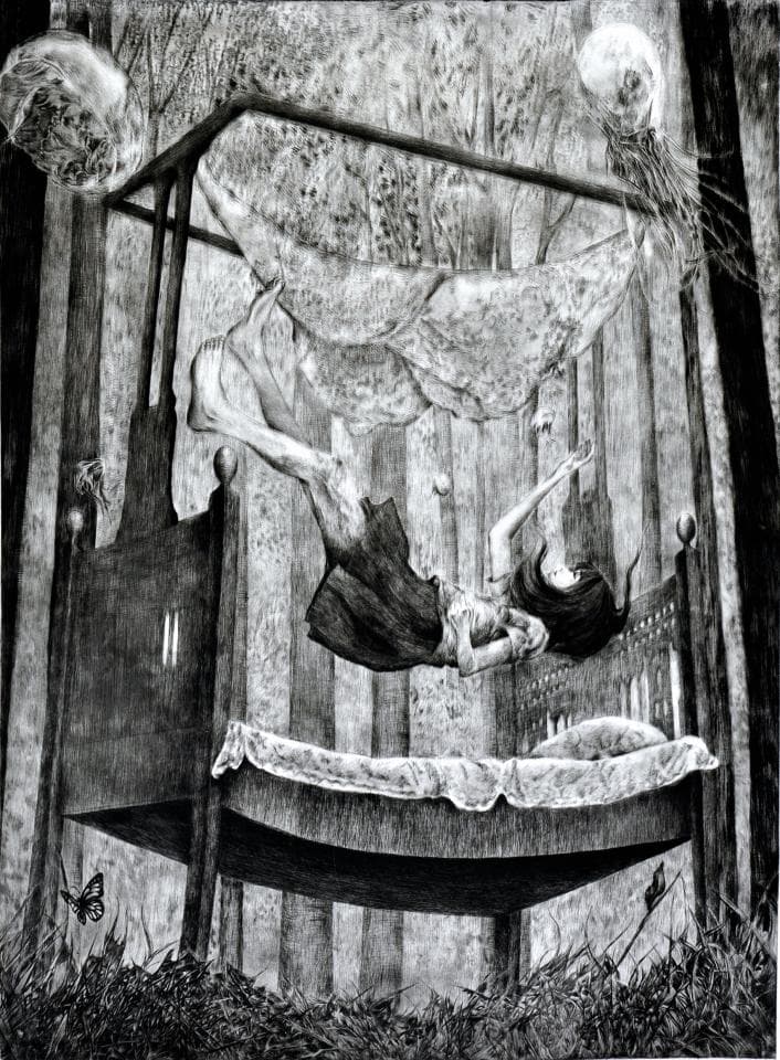 這張照片是一張關於一個女孩在睡夢中漂浮的黑白畫。畫中女孩被畫得非常逼真,她睡在空中的一張床上,好像在夢境中飄浮著。畫家利用精細的筆觸,描繪出女孩的睡衣、床單,以及周圍的樹木,營造出一個充滿夢幻色彩的意境。