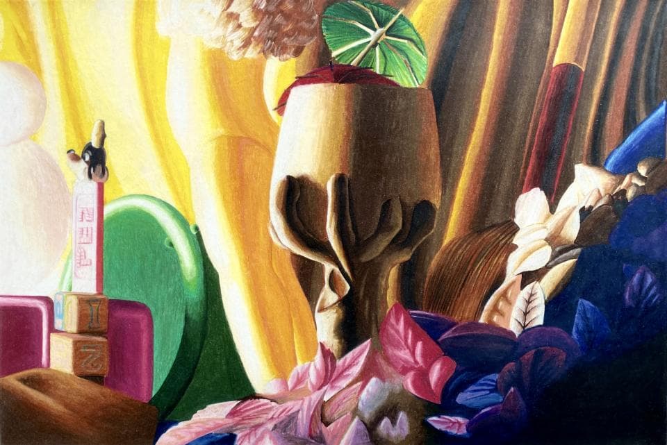 1) 這張照片顯示了一個有著多種顏色和形狀的靜物,其中包含一個木頭酒杯、一朵綠色的花朵、一些花瓣和一些玩具