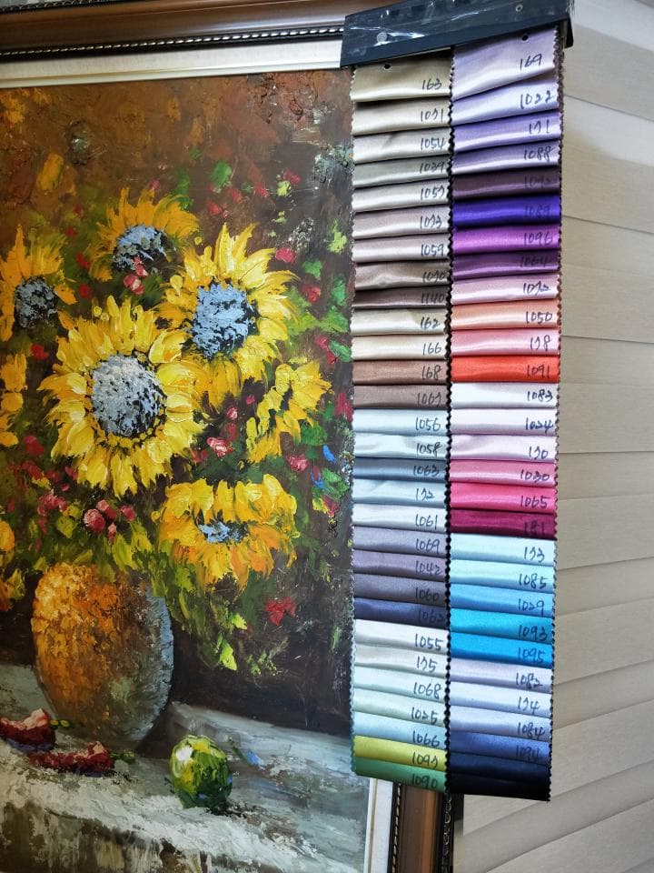 1) 照片顯示一個裝滿向日葵的油畫,油畫的右側是許多不同顏色的布料樣本