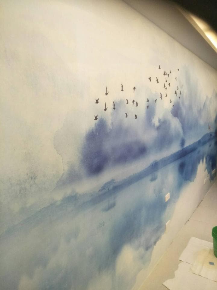 1) 照片顯示一幅水彩畫,以藍色和白色為主色調,描繪了天空和水面的景象,上面佈滿了飛鳥