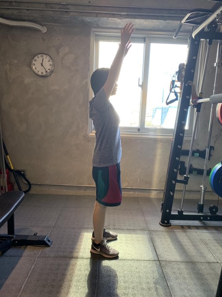 1) 照片中展示了一扇帶有木百葉窗的窗戶