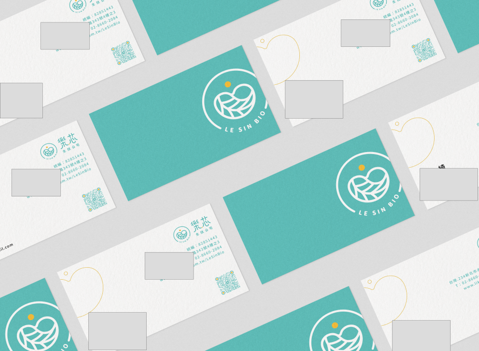 這張「名片」的照片是藍綠色底色,上面印有白色商標,商標是一個圓形裡面有太陽、心形、植物的圖案。