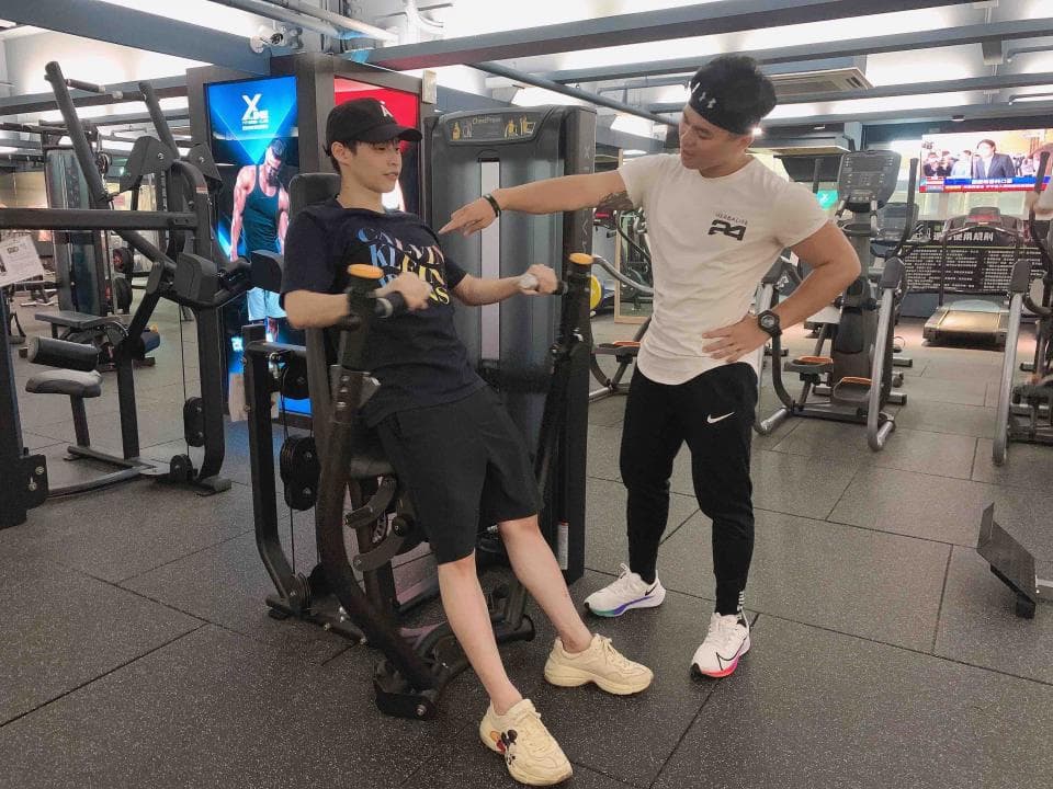 這是一張健身房的照片,健身可以增強體能,提升心肺功能,改善體態,建議使用 PRO360 尋找健身教練。