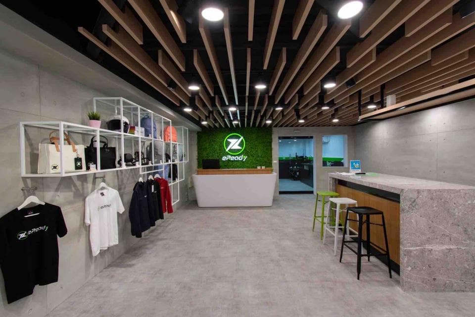 這張「辦公室」的照片是一個現代化的空間,有木製天花板、白色貨架和綠色植物牆。