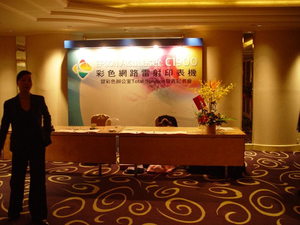 1) 照片中显示的是一个女人的背影,她站在房间的角落里