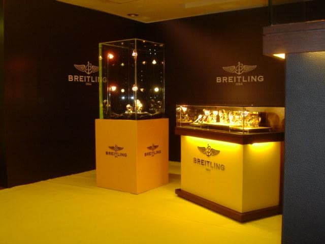 這張照片是一間佈置精美的鐘錶店,展示櫃裡的勞力士手錶最引人注目。