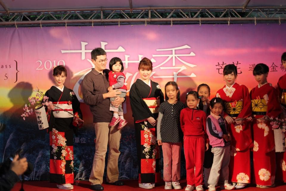 1. 這張照片顯示一群人站在舞台上