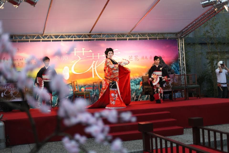 1) 這張照片顯示了在一個大型舞台上表演的女性