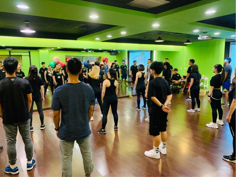 這是一張有氧運動的圖片,可以提升心肺功能,燃燒脂肪,增強體能,讓你活力四射!快到PRO360尋找適合你的有氧運動教練吧!