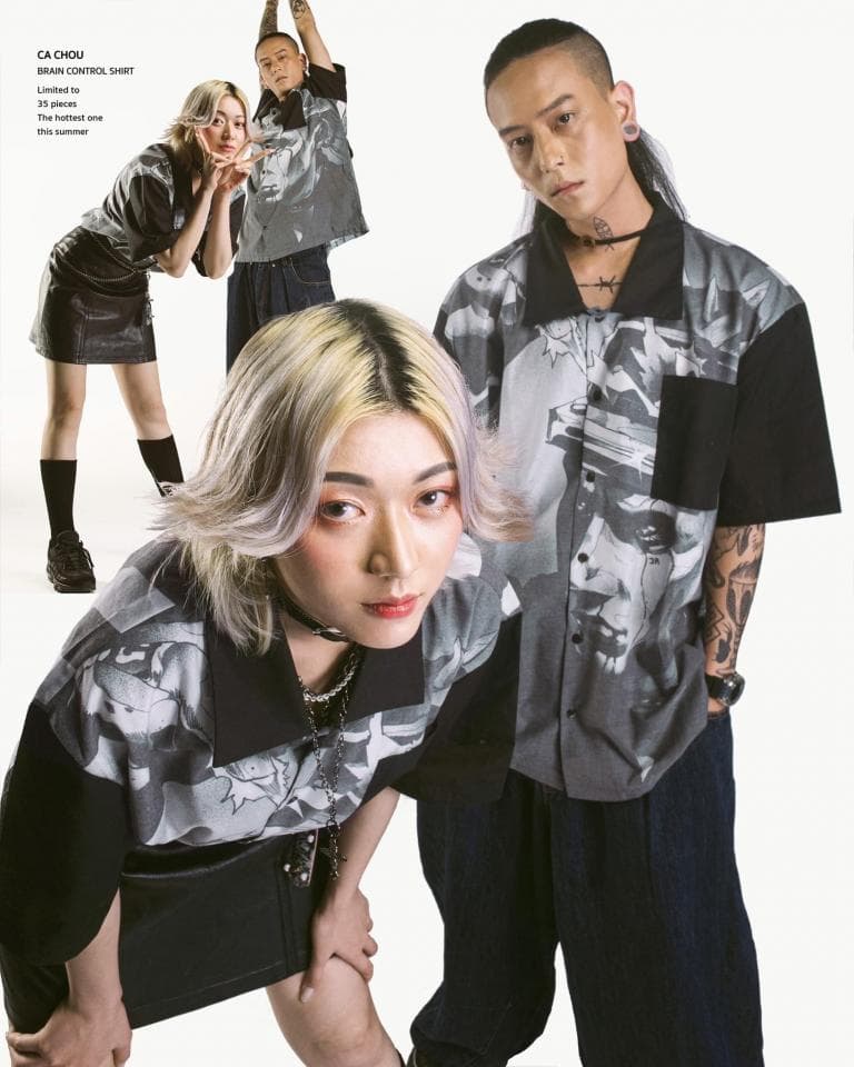 1) 照片展示了三位年輕人,他們都穿着印花襯衫