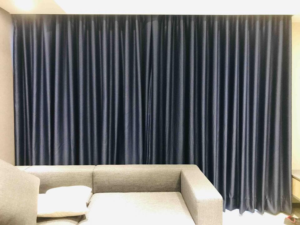 1) 照片顯示一個客廳,牆壁上掛著深藍色的窗簾,牆壁上是淺色壁板