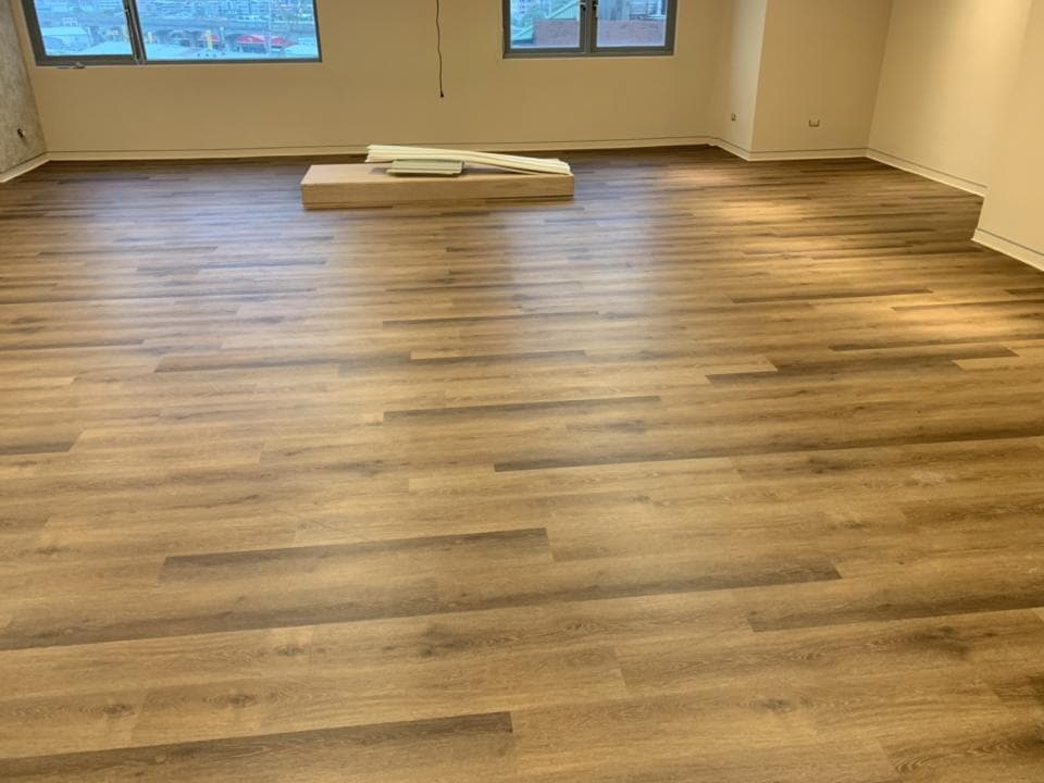1) 照片顯示的是一個空房間,地板鋪著木紋的塑膠地板