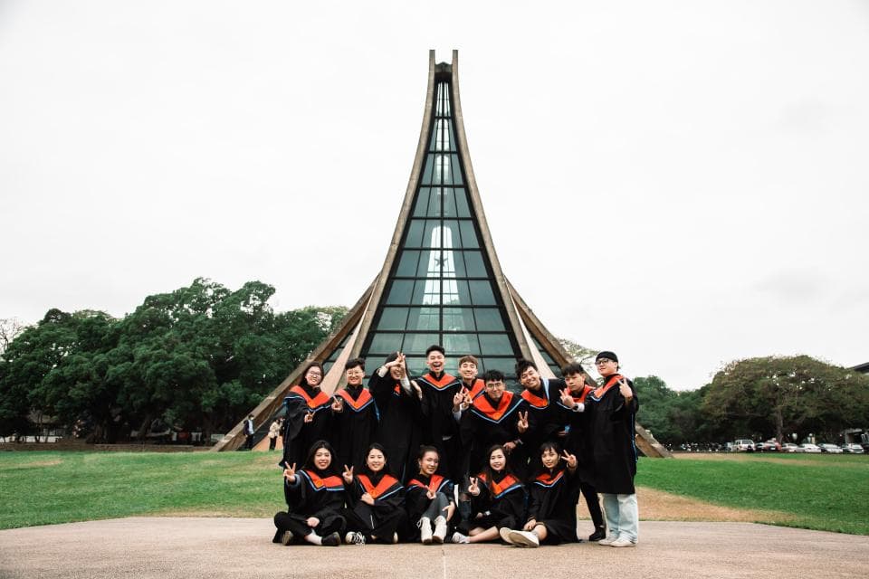 這張「一群身穿畢業服的學生在教堂前拍照」的照片是。