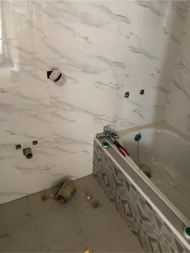 1) 這張照片顯示一個正在裝修的浴室,浴室裡有浴缸、馬桶和水槽