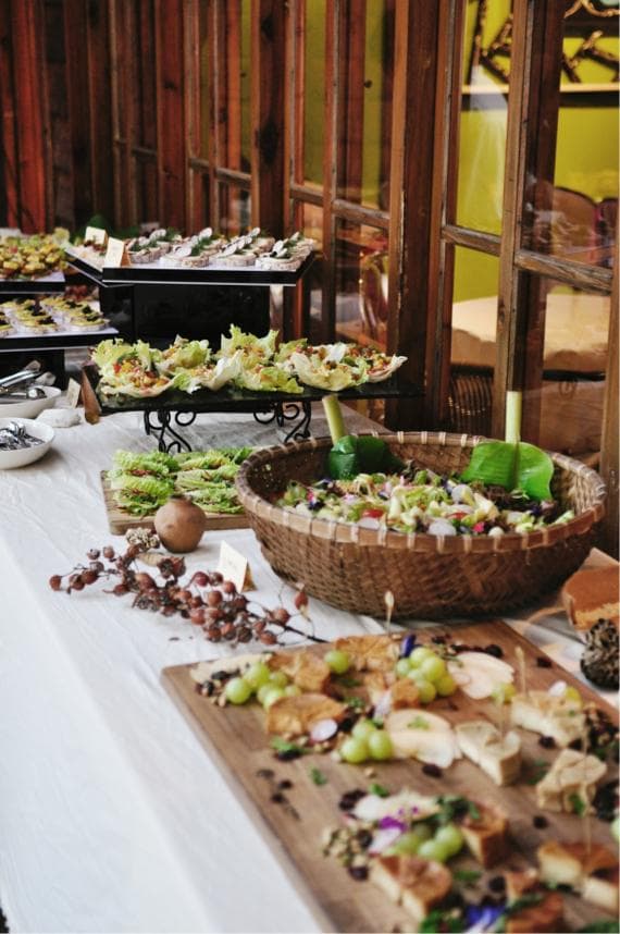 這張「戶外餐點」的照片是一張擺滿各式餐點的戶外餐桌,有沙拉、小點心和麵包。