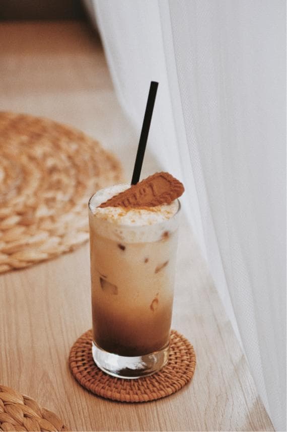 這張照片是一杯冰咖啡,上面放了一塊餅乾,看起來很美味。