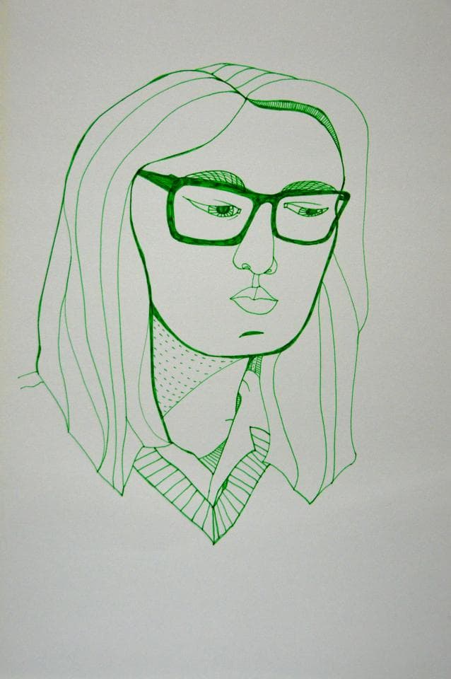 這張照片是一個女人的素描,她戴著眼鏡,頭髮很長,臉部表情很平靜,但看起來有點憂鬱。
