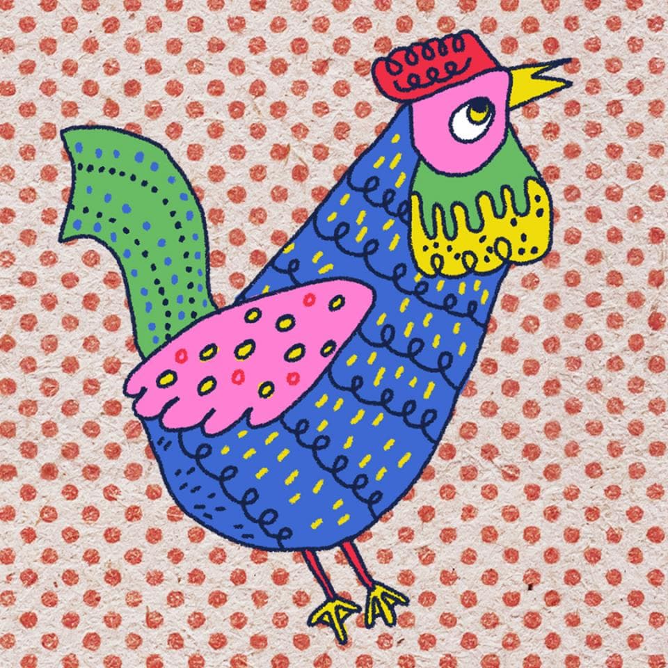 這張照片是一隻色彩繽紛的雞,牠有藍色的身體、粉紅色的翅膀、黃色的嘴巴和綠色的尾巴。