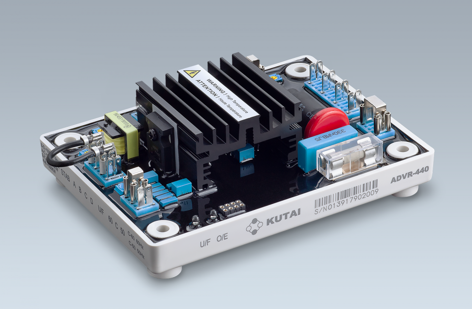 這張照片是一個自動電壓調節器,它有一個散熱器和一個保險絲。