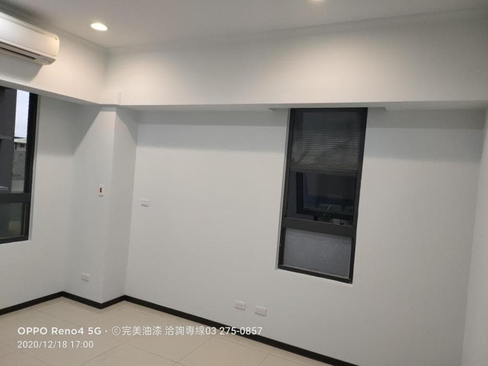 1) 照片顯示一個房間,房間內有一扇窗戶,窗戶上有百葉窗,房間牆壁是白色的,天花板有裝潢