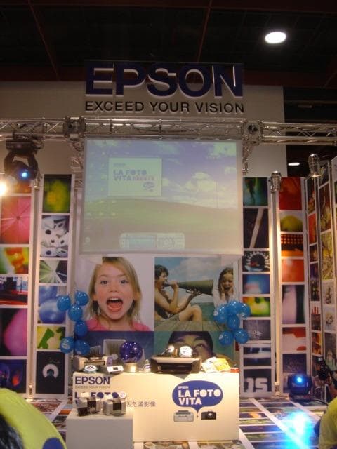 這張「愛普生」的照片是一個展覽,展出愛普生的產品,並展示攝影與生活之間的關係。