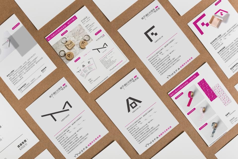 這張「玫瑰分子」產品包裝的照片是藍色的方形盒子,上面印著玫瑰花圖案和產品名稱,還有英文「BRIGHTENING CONDITIONING」。盒子側面印著品牌標誌和產品描述。