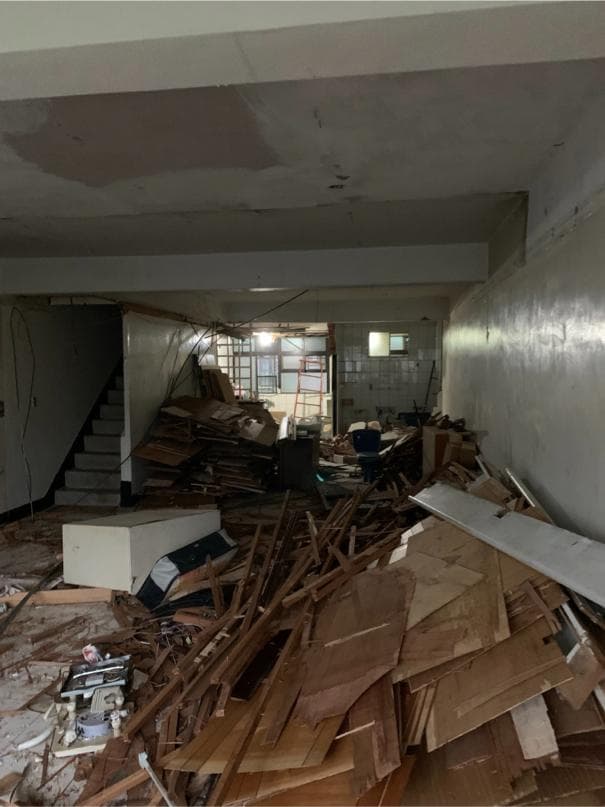 1) 這張照片顯示一個被拆除的房間