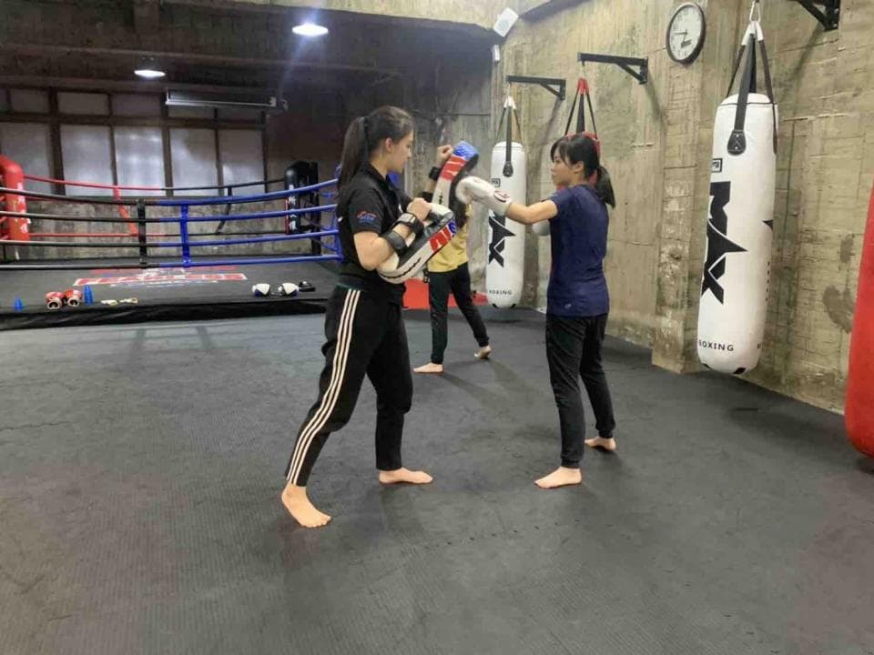 這是一張拳擊運動的照片。拳擊可以增強體能,提升心肺功能,並有助於減壓。想找拳擊教練,快上PRO360!