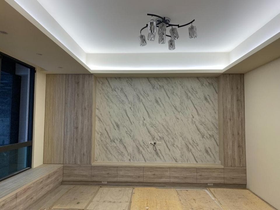 這張照片是一個現代化的客廳,牆上裝飾著仿大理石紋路的壁紙,看起來高雅時尚。