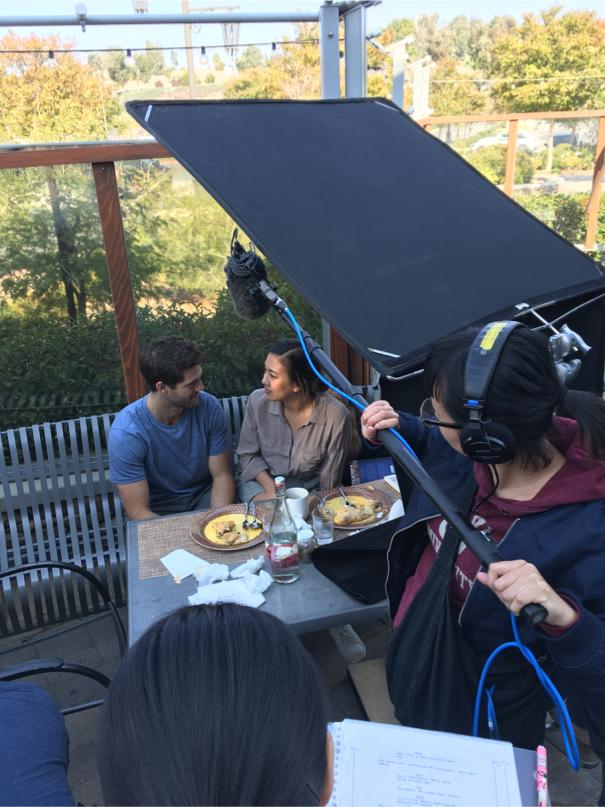 這張照片是拍攝現場,最重要的部分是劇組人員正在使用收音設備拍攝。