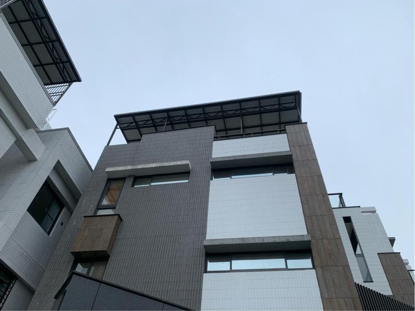 這張「現代建築」的照片是兩棟房子,其中一棟正在施工,有黑色的金屬屋頂。