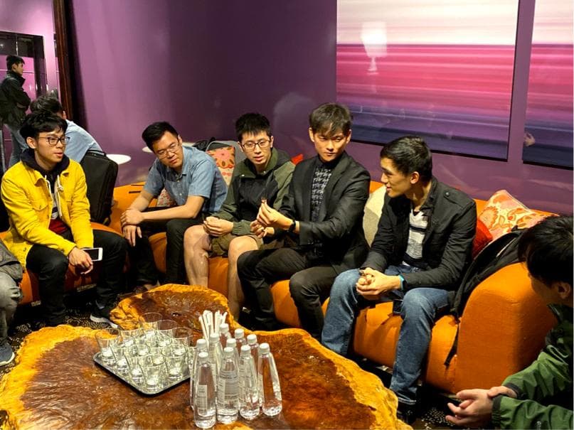 1. 這是一張室內照片,顯示一個鋪著灰色地毯的大房間