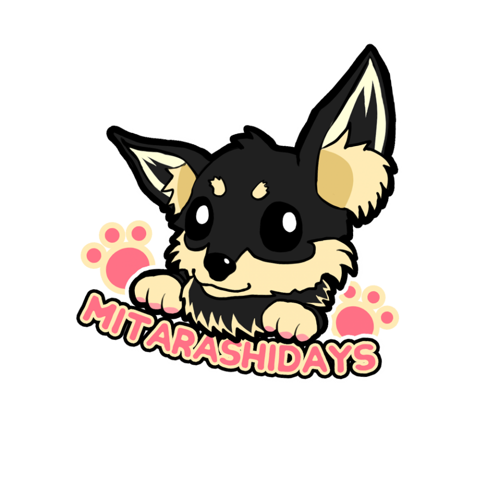 這張照片是一隻可愛的黑狗,它正看著鏡頭微笑。牠有一雙大大的眼睛,黑色的毛髮,以及粉紅色的腳掌印。牠的頭上有一個粉紅色的腳掌印,而牠的名字 "Mitarashidays" 則寫在牠的下方。牠看起來非常友善,讓人想要抱抱牠。