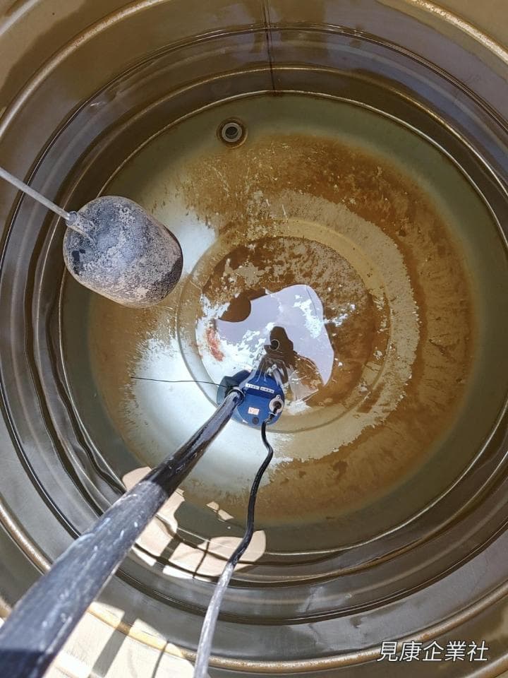 1) 照片顯示一個圓形的水箱,裡面有水,水箱底部有一個藍色的馬達,馬達上方有一個水位計,水位計是一個圓形的浮球,用一根黑色的線連接馬達