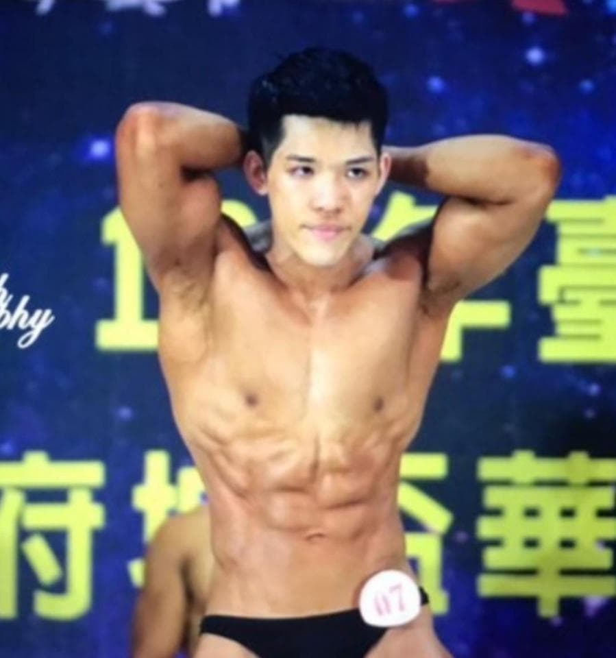 這是一張健美比賽的照片。健美運動可以增強肌肉力量和耐力,改善體態,增進自信。想學習健美運動嗎?快上PRO360找專業教練吧!