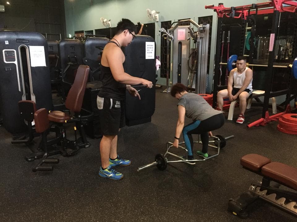 這張照片是關於舉重的。舉重可以幫助你增強肌肉力量和耐力,提高骨骼密度,降低患慢性疾病的風險。想要找到一位專業的舉重教練,請訪問PRO360。