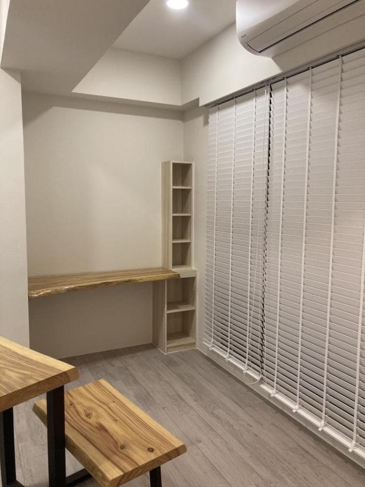 1) 這是一張室內照片,顯示一個房間的一角