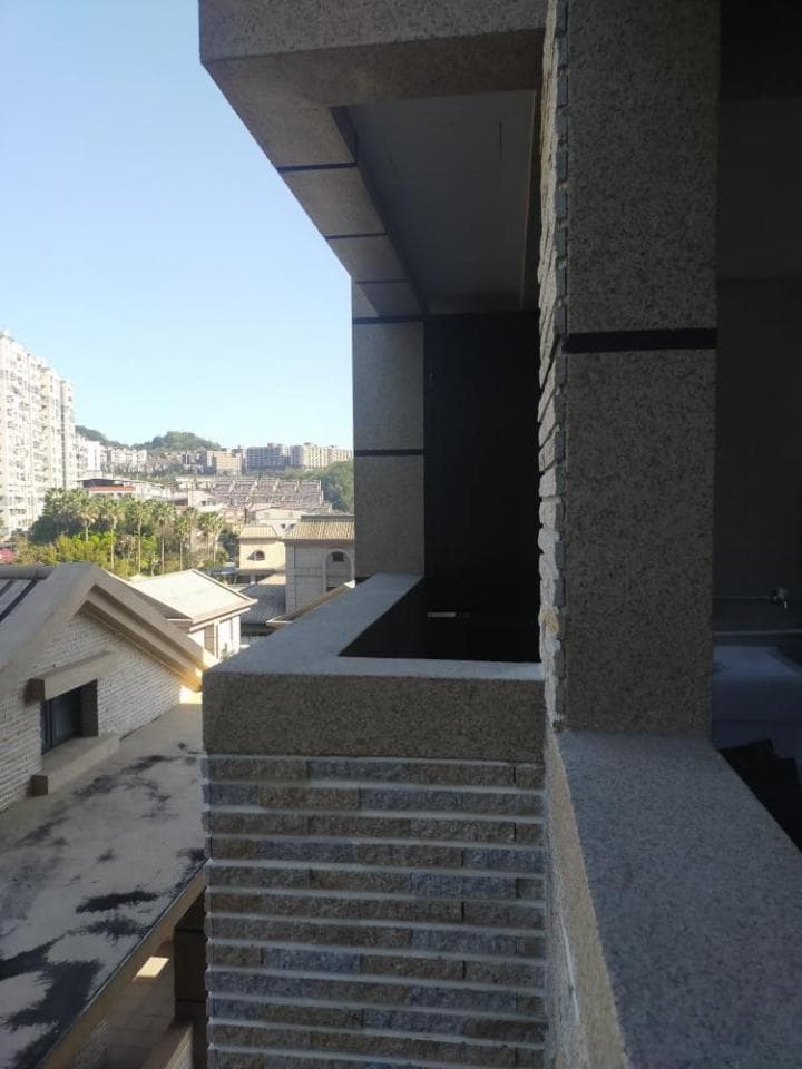 1) 照片顯示一個建築物的外部,由粗糙的石頭建成