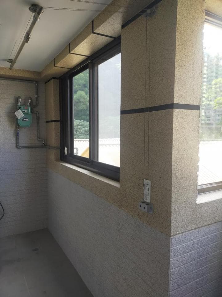 1) 照片顯示一個帶有大型窗户的房間