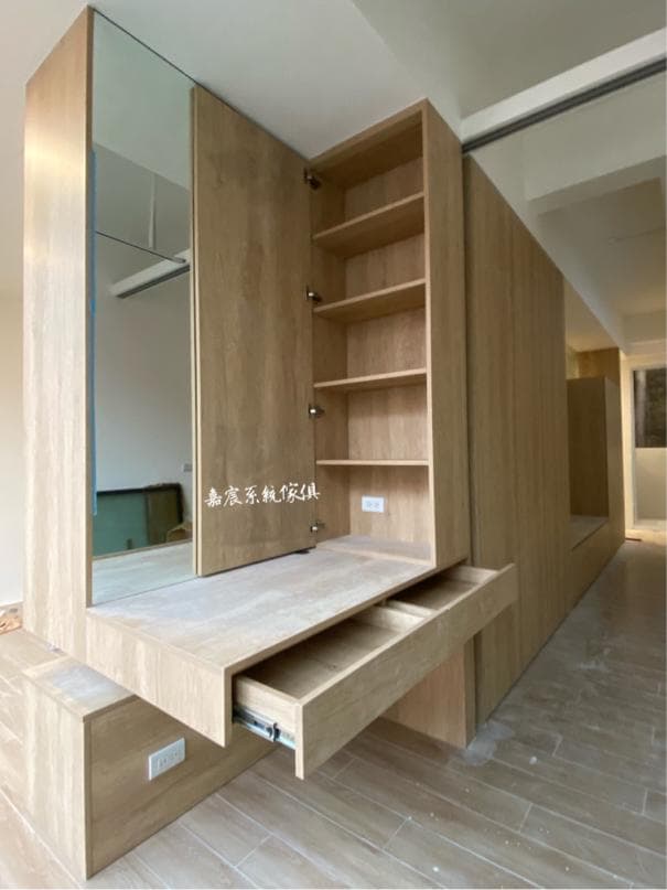 這張照片是一個木製的梳妝台,它有一個抽屜,可以拉出來,裡面可以放東西。