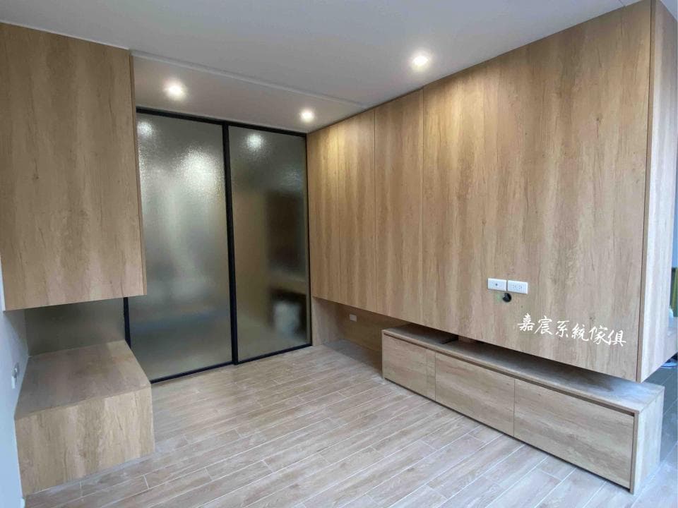 這張照片是木製的電視櫃,櫃子上有許多抽屜,整體看起來非常簡約,但又帶有溫馨的質感。