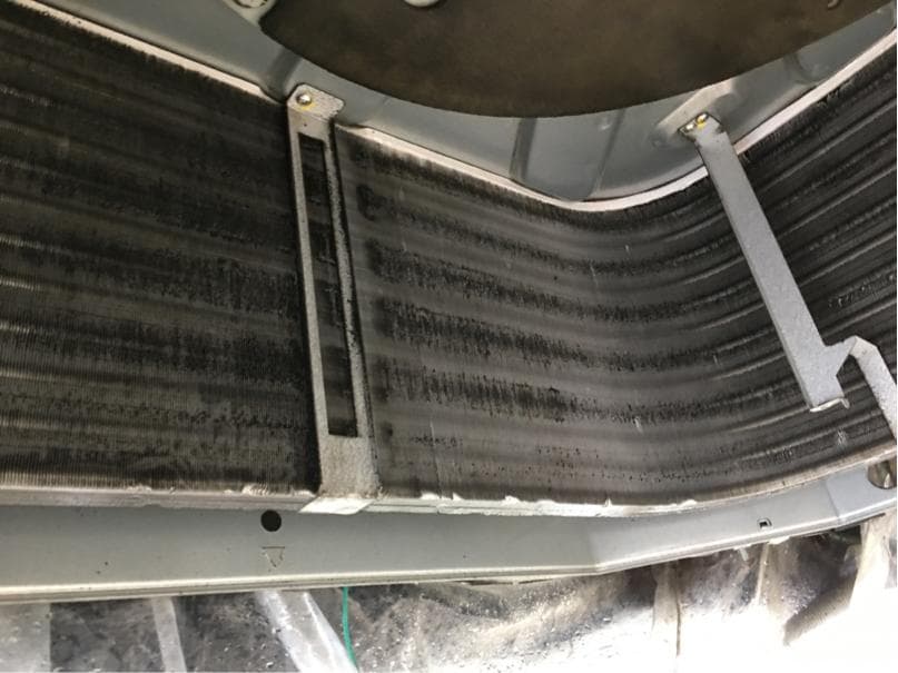 這張照片是冷氣機的散熱片,上面佈滿了灰塵和污垢,需要定期清潔。