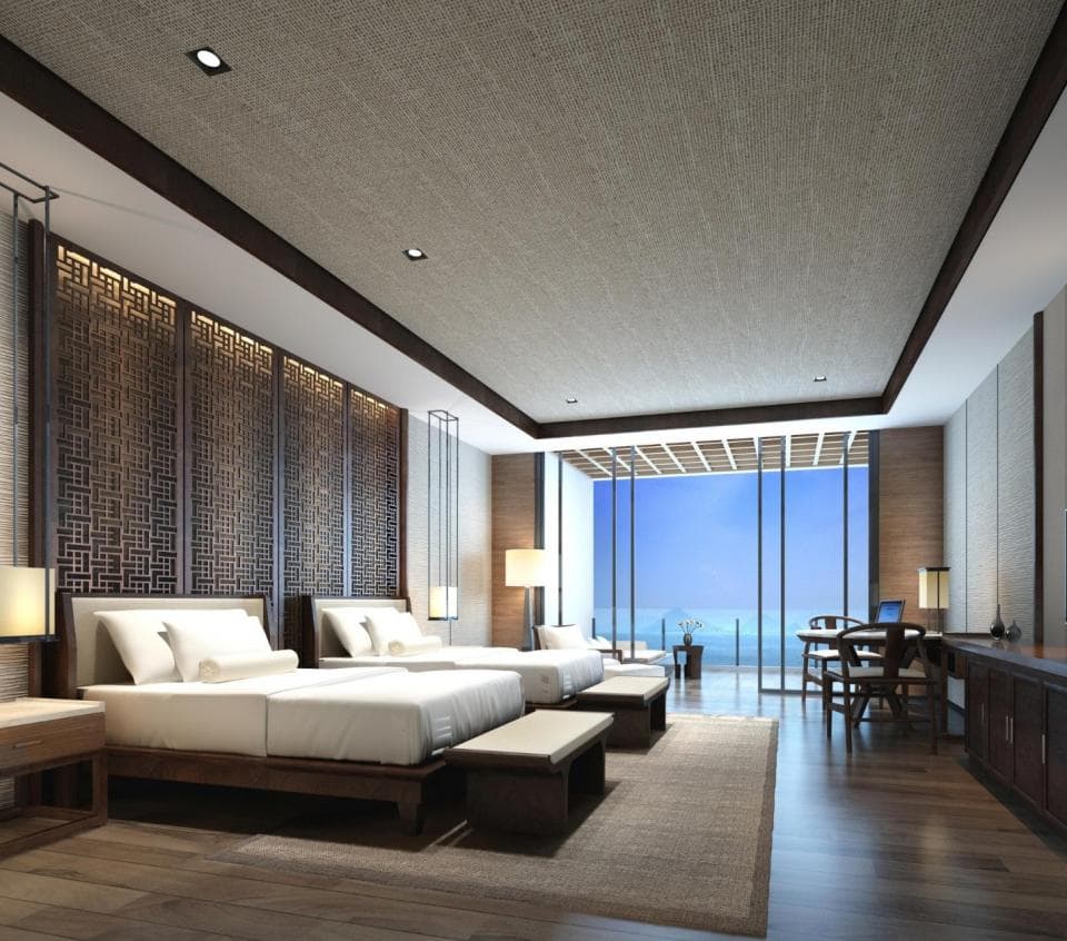 這張照片是一間豪華的酒店房間,房間裡擺放著兩張雙人床,床上鋪著潔白的床單,床頭櫃上放著精緻的臺燈,房間外是景色宜人的海景,整體設計風格簡約時尚。