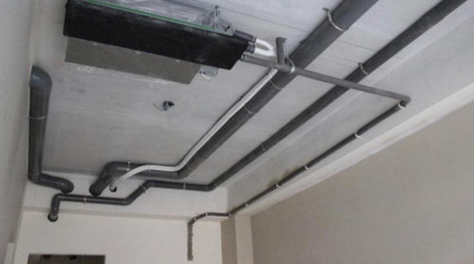 1) 照片顯示了天花板上的管道系統