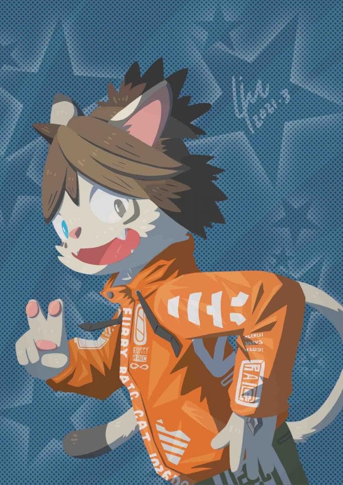 這張照片是一個戴著橘色外套的貓咪。貓咪穿著橘色外套,上面有白色條紋和文字。牠的右手舉起,做出勝利手勢。牠的嘴巴微微張開,露出可愛的笑容。