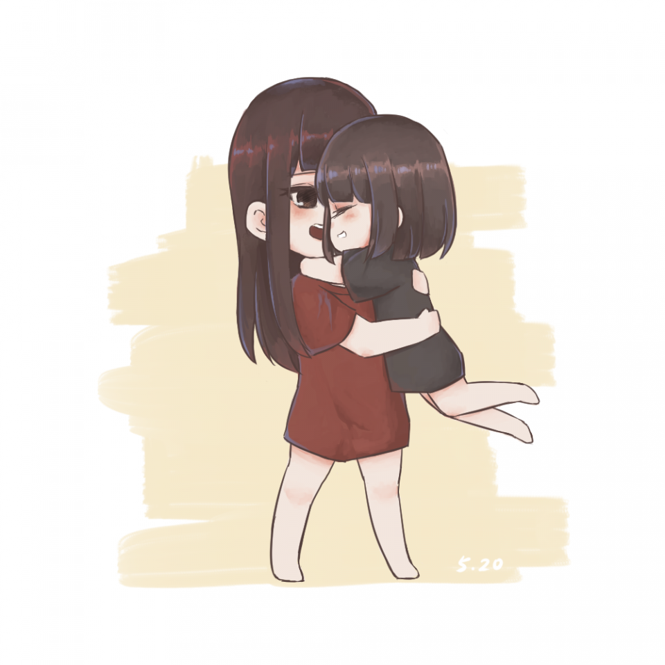 這張照片是兩個女孩擁抱在一起,她們看起來很開心,表現出友誼和愛意。