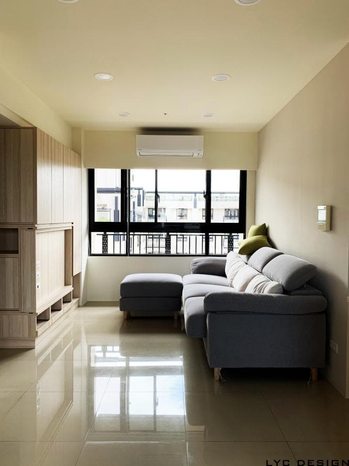 這張照片是現代化的客廳,最顯眼的是灰色沙發,看起來很舒服。